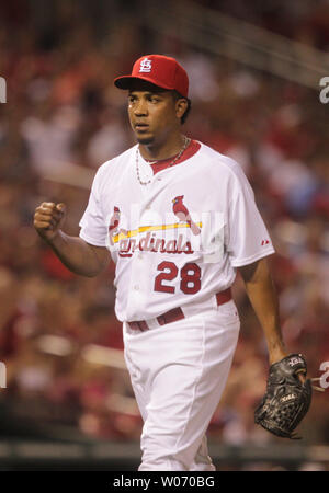 Cardinals de Saint-Louis nouvellement acquis pitcher Octavio Dotel pompes son poing après être sorti de la neuvième manche contre les Astros de Houston au Busch Stadium de Saint-Louis Le 28 juillet 2011. Houston a gagné le match 5-3. UPI/Bill Greenblatt Banque D'Images