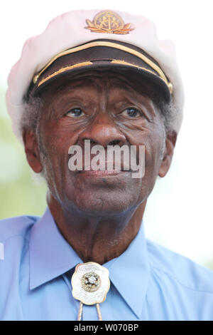 La légende du rock and roll Chuck Berry à l'écoute en tant qu'orateurs parlent de sa carrière au cours d'une statue de son engagement dans l'University City, Missouri le 29 juillet 2011. Berry, qui a été appelé le fondateur du Rock and Roll, était sur place pour consacrer le 8-pied, statue en bronze de lui-même, érigé en face de Blueberry Hill, un club où il continue d'accomplir en. UPI/Bill Greenblatt Banque D'Images