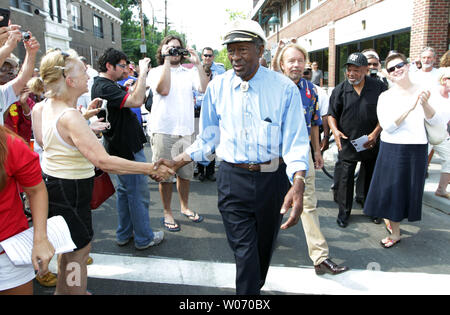 La légende du rock and roll Chuck Berry serre la main de fans comme il fait son chemin vers une statue de son engagement dans l'University City, Missouri le 29 juillet 2011. Berry, qui a été appelé le fondateur du Rock and Roll, était sur place pour consacrer le 8-pied, statue en bronze de lui-même, érigé en face de Blueberry Hill, un club où il continue d'accomplir en. UPI/Bill Greenblatt Banque D'Images