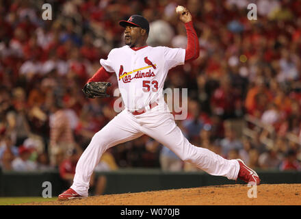 Cardinals de Saint-Louis nouvellement acquis pitcher Arthur Rhodes offre un emplacement pour les Rockies du Colorado dans la septième manche au Busch Stadium de Saint-Louis le 14 août 2011. UPI/Bill Greenblatt Banque D'Images