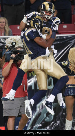 Saint Louis Rams Danny Amendola (16) célèbre avec Brandon Gibson Gibson après pris le football pour un 83 verges au premier quart contre le Tennessee Titans à l'Edward Jones Dome à St Louis le 20 août 2011. UPI/Bill Greenblatt Banque D'Images