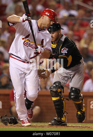Cardinals de Saint-Louis Matt Holliday est étiqueté par Pittsburgh Pirates catcher Ryan Doumit après suppression, dans la cinquième manche au Busch Stadium de Saint-Louis Le 26 août 2011. UPI/Bill Greenblatt Banque D'Images
