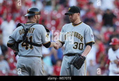 Pirates de Pittsburgh pitcher Chris Resop (R) et catcher Ryan Doumit célébrer le troisième sur un 7-0 et gagner les Cardinals de Saint-Louis au Busch Stadium de Saint-Louis Le 27 août 2011. UPI/Bill Greenblatt Banque D'Images