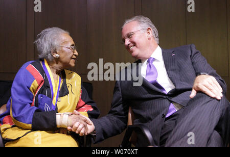 Le Gouverneur du Missouri, Jay Nixon félicite l'avocat des droits civils Frankie Muse Freeman après l'installation de son, nouveau membre de l'Académie de Virginia Squires dans Clayton, New York le 30 août 2011. Missouri Gouverneur James T. Blair Jr., a établi l'organisation avec un plafond de 100 membres. Gouverneur Blair avait pour objet d'établir une organisation d'honneur Missouriens pour leurs réalisations à tous les niveaux en communauté, état ou nation. En mars 1964, Freeman a été nommé par le Président Lyndon Johnson en tant que membre de l'United States Commission on Civil Rights. UPI/Bill Greenblatt Banque D'Images