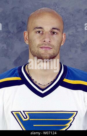Ex-Blues de St-Louis Pavol Demitra joueur de hockey, indiquées dans ce 4/9/2003 dossier photo a été parmi les 36 membres de la KHL Lokomotiv de organisation qui ont été tués lorsque leur avion s'est écrasé près de la KHL, Yaroslavl Russie le 7 septembre 2011. Anciens joueurs de la LNH sur le Lokomotiv liste comprennent : Pavol Demitra, Karlis Skrastins, Ruslan Salei, Karel Rachunek et entraîneur-chef Brad McCrimmon. Une personne aurait survécu à l'impact. UPI/FICHIERS Banque D'Images