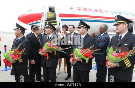 Les pilotes de la China Cargo Airlines Boeing 777 qui a atterri à Lambert - St. Louis Aéroport International pour la première fois, tenir des fleurs qui leur est présenté à St Louis le 23 septembre 2011. Les vols seront transporter leurs marchandises vers le Missouri et puis retour à la Chine avec le Missouri. UPI/Bill Greenblatt Banque D'Images