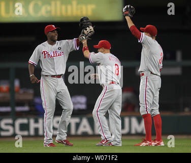 Phillies de Philadelphie John Mayberry fils (L) Shane Victorino et Hunter Pence (R) célèbrent leur victoire de 3 à 2 sur les Cardinals de Saint-Louis dans le jeu 3 de la NLDS au Busch Stadium de Saint-Louis le 4 octobre 2011. UPI/Bill Greenblatt Banque D'Images