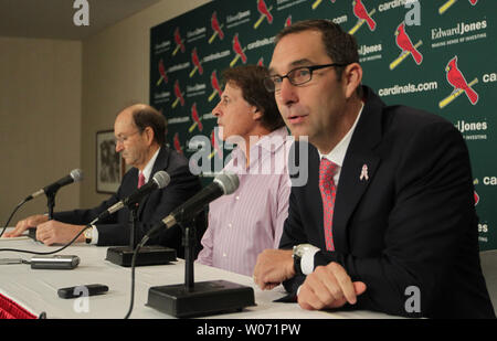 Cardinals de Saint-Louis Directeur général John Mozeliak (R) lecture d'une déclaration que manager Tony La Russa (C) a décidé de prendre sa retraite comme Bill DeWitt, Jr., propriétaire du club, à l'écoute au cours d'une conférence de presse au Busch Stadium de Saint-Louis le 31 octobre 2011. La Russa, (67) qui a réussi les cardinaux pendant 16 saisons guidé son club à la 11e Championnat du monde il y a seulement quelques jours. La Russa a 2 728 victoires. UPI/Bill Greenblatt Banque D'Images