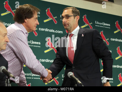 Cardinals de Saint-Louis Directeur général John Mozeliak (R), serre la main de manager Tony La Russa après La Russa a annoncé sa retraite au cours d'une conférence de presse au Busch Stadium de Saint-Louis le 31 octobre 2011. La Russa, (67) qui a réussi les cardinaux pendant 16 saisons guidé son club à la 11e Championnat du monde il y a seulement quelques jours. La Russa a 2 728 victoires. UPI/Bill Greenblatt Banque D'Images