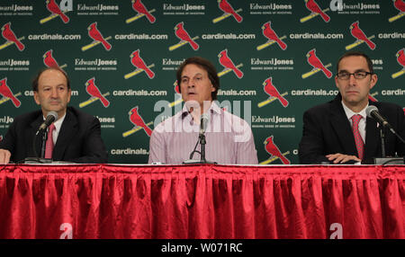 Cardinals de Saint-Louis Directeur général John Mozeliak (R) et propriétaire de l'équipe Bill DeWitt Jr. (L) écouter le gérant Tony La Russa parle de sa retraite au cours d'une conférence de presse au Busch Stadium de Saint-Louis le 31 octobre 2011. La Russa, (67) qui a réussi les cardinaux pendant 16 saisons guidé son club à la 11e Championnat du monde il y a seulement quelques jours. La Russa a 2 728 victoires. UPI/Bill Greenblatt Banque D'Images