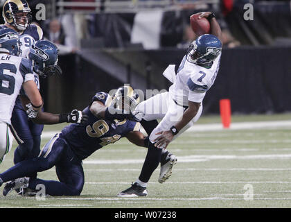 Saint Louis Rams Robert Quinn (L) s'empare de la jambe de Seattle Seahawks quarterback Tarvaris Jackson pour un sac au deuxième trimestre à l'Edward Jones Dome à St Louis le 20 novembre 2011. UPI/Bill Greenblatt Banque D'Images