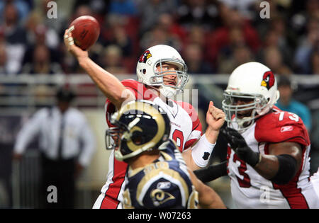 Arizona Cardinals quarterback John Skelton lance une passe contre les Rams de Saint-Louis au deuxième trimestre à l'Edward Jones Dome à St Louis Le 27 novembre 2011. Arizona a gagné le match 23-20. UPI/Bill Greenblatt Banque D'Images