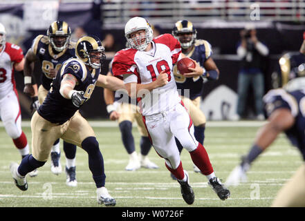 Arizona Cardinals quarterback John Skelton exécute le football pour un grand progrès dans le quatrième trimestre contre le Saint Louis Rams à l'Edward Jones Dome à St Louis Le 27 novembre 2011. Arizona a gagné le match, 23-20. UPI/Bill Greenblatt Banque D'Images
