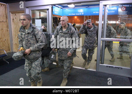 Des troupes du Fort Leonard Wood arrivent à Lambert-St. Louis International Airport comme maison de vacances congé commence à St Louis le 21 décembre 2011. Environ 4 000 soldats participent à Maison de congé, le jour où les installations militaires libérer leur personnel pour les vacances. L'USO de Washington sera l'hôte d'un grand nombre d'entre eux qu'ils trouvent leur chemin. UPI/Bill Greenblatt Banque D'Images