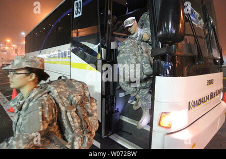 Des troupes du Fort Leonard Wood quitter leur autobus à leur arrivée à Lambert-St. Louis International Airport comme maison de vacances congé commence à St Louis le 21 décembre 2011. Environ 4 000 soldats participent à Maison de congé, le jour où les installations militaires libérer leur personnel pour les vacances. L'USO de Washington sera l'hôte d'un grand nombre d'entre eux qu'ils trouvent leur chemin. UPI/Bill Greenblatt Banque D'Images