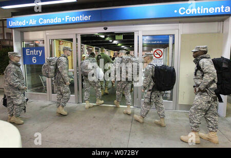 Des troupes du Fort Leonard Wood arrivent à Lambert-St. Louis International Airport comme maison de vacances congé commence à St Louis le 21 décembre 2011. Environ 4 000 soldats participent à Maison de congé, le jour où les installations militaires libérer leur personnel pour les vacances. L'USO de Washington sera l'hôte d'un grand nombre d'entre eux qu'ils trouvent leur chemin. UPI/Bill Greenblatt Banque D'Images