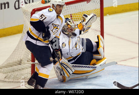 Le gardien Pekka Rinne des Nashville Predators prend un puck hors de son masque au cours de la première période contre les Blues de Saint-Louis au Scottrade Center à St Louis le 30 décembre 2011. UPI/Bill Greenblatt Banque D'Images