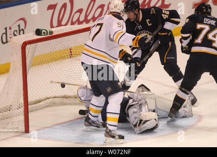 Saint Louis Blues David Backes force la rondelle derrière le gardien des Sabres de Buffalo Ryan Miller pour un but en troisième période au Scottrade Center à St Louis le 21 janvier 2012. Saint Louis a gagné le match 4-2. UPI/Bill Greenblatt Banque D'Images