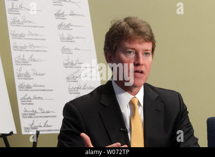 New York, le procureur général Chris Koster traite d'un Comté de Boone, Iowa grand jury à rendre une décision 136 chefs d'accusation contre DOCX, LLC et son fondateur pour faux et faire une fausse déclaration concernant les documents hypothécaires à St Louis le 7 février 2012. Le faux et fausse déclaration compte chaque allèguent que la personne dont le nom apparaît sur 68 actes notariés de presse au nom du prêteur n'est pas la personne qui a effectivement signé la paperasse. La production de masse frauduleux signatures sur immobilier notarié documents constitue l'usage de faux. La contrefaçon est un crime de classe C avec un Banque D'Images