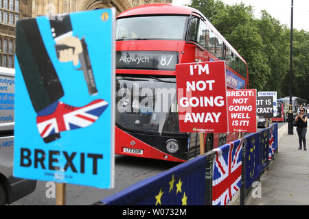 Londres, Royaume-Uni. 26 Juin, 2019. Un nombre rouge 87 London bus sur sa façon d'Aldwych passe derrière Brexit signe en face de la Chambre du Parlement à Westminster, Londres, Royaume-Uni le 26 juin, 2019. Crédit : Paul Marriott/Alamy Live News Banque D'Images