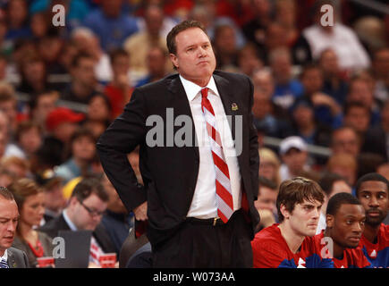 Entraîneur de basket-ball head Kansas Bill Self est frustré par son équipe jouer contre l'Etat de Caroline du Nord dans la première moitié du 2012 Championnat de basket régional du Midwest à l'Edward Jones Dome à St Louis Le 23 mars 2012. Kansas battu North Carolina State 60-57. UPI/Bill Greenblatt Banque D'Images