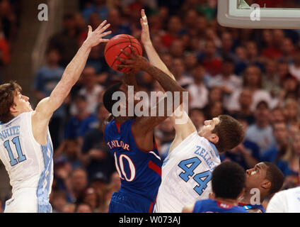 Kansas' Tyshawn Taylor tire le basket-ball défendu par la Caroline du Nord a Stilman blanc (L) et Tyler Zeller dans la deuxième moitié de la finale régionale du Midwest à l'Edward Jones Dome à St Louis le 25 mars 2012. Le Kansas a battu Caroline du 80-67. UPI/Bill Greenblatt Banque D'Images