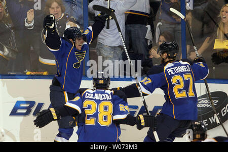 Les membres de l'équipe des Blues de Saint-Louis à proximité de David Perron après avoir marqué le but gagnant jeu contre les Sharks de San Jose dans la troisième période de jeu cinq des éliminatoires de la Coupe Stanley au Scottrade Center à St Louis le 21 avril 2012. Saint Louis a gagné le match 3-1 et la série. UPI/Bill Greenblatt Banque D'Images