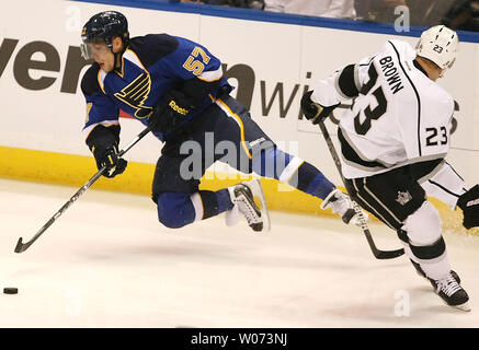 Saint Louis Blues David Perron (57) est déclenché par les Kings de Los Angeles Dustin Brown (23) au cours de la première période de jeu un des demi-finales de conférence des séries éliminatoires de la Coupe Stanley au Scottrade Center à St Louis Le 28 avril 2012. UPI/John Boman Banque D'Images