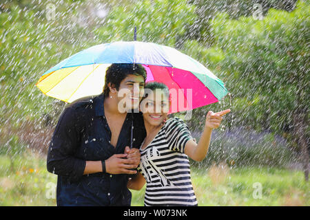 Couple sous la pluie Banque D'Images