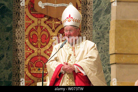 Le Cardinal Timothy Dolan, Archevêque de New York et d'un natif de Saint-Louis, s'adresse à la foule qu'il célèbre la messe à la Cathédrale Basilique de Saint Louis à St Louis le 6 mai 2012. Dolan retourne à St. Louis pour une masse aujourd'hui à l'honneur de son élévation au rang de cardinal en février. UPI/Bill Greenblatt Banque D'Images