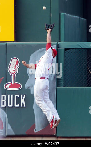 Le voltigeur des Cardinals de Saint-Louis Matt Holliday saute et fait une capture sur un base-ball sur la batte de Philadelphia Phillies Jimmy Rollins en première manche au Busch Stadium de Saint-Louis le 26 mai 2012. UPI/Bill Greenblatt Banque D'Images
