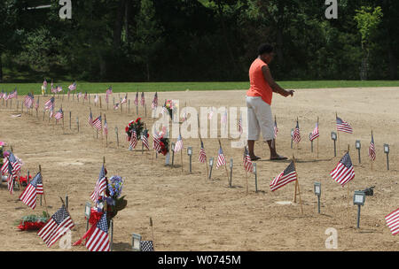 Un visiteur à Jefferson Barracks Cimetière national prend une photo de la toute nouvelle section de l'inhumation des parcelles Memorial Day à St Louis le 28 mai 2012. Le cimetière est en moyenne 5 à 10 enterrements par jour. UPI/Bill Greenblatt Banque D'Images