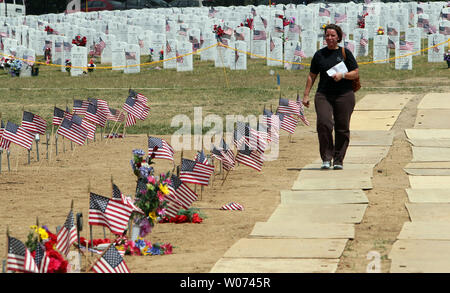 Un visiteur se promène dans la nouvelle section de l'inhumation à Jefferson Barracks parcelles Cimetière national sur Memorial Day à St Louis le 28 mai 2012. Le cimetière contient plus de 189 mille morts à la guerre. UPI/Bill Greenblatt Banque D'Images
