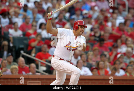 Cardinals de Saint-Louis Lance Berkman balançoires frappe un simple en première manche contre les Dodgers de Los Angeles au Busch Stadium de Saint-Louis le 23 juillet 2012. UPI/Bill Greenblatt Banque D'Images