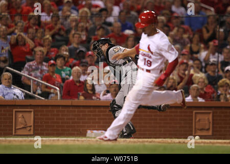 Cardinals de Saint-Louis Jon Jay notes de la troisième base comme Astros de Houston catcher Chris Snyder a le pouvoir d'un mauvais lancer dans la cinquième manche au Busch Stadium de Saint-Louis le 22 août 2012. UPI/Bill Greenblatt Banque D'Images