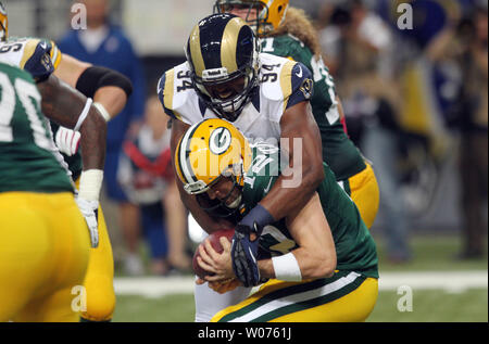 Saint Louis Rams Robert Quinn arrive à Green Bay Packers quarterback Aaron Rodgers pour le sac dans le premier trimestre à l'Edward Jones Dome à St Louis le 21 octobre 2012. UPI/Bill Greenblatt Banque D'Images