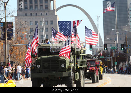 Équipement lourd se déplace vers le bas de la rue du marché au cours de la Parade de la Fête des anciens combattants au centre-ville de St Louis le 10 novembre 2012. UPI/Bill Greenblatt Banque D'Images