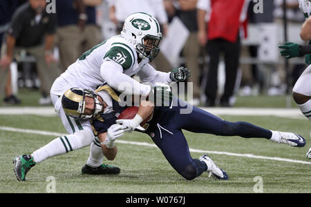 Saint Louis Rams Danny Amendola plongées pour l'utilisation des mètres mais est arrêté par New York Jets LaRon Landry au quatrième trimestre à l'Edward Jones Dome à St Louis le 18 novembre 2012. New York a gagné le match 27-13. UPI/Bill Greenblatt Banque D'Images