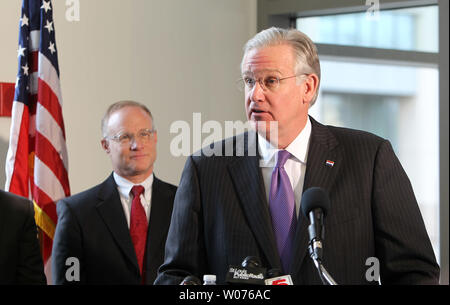 Le Gouverneur du Missouri, Jay Nixon énonce son intention d'assurer la couverture des soins de santé pour une période supplémentaire de quelque 300 000 Missouriens, tandis que les soins de BJC Président et chef de la direction Steven Lipstein regarde à St Louis Le 29 novembre 2012. Nixon dit l'étape devrait non seulement bénéficier de la santé globale de l'état, les résidents, mais serait également une manière responsable pour déplacer l'état du Missouri et les contribuables parce que le financement fédéral sera de couvrir 100  % des coûts pour les trois premières années, et 90  % ou plus dans les années suivantes. UPI/Bill Greenblatt Banque D'Images