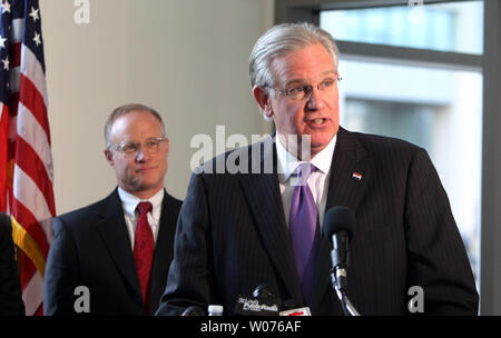 Le Gouverneur du Missouri, Jay Nixon énonce son intention d'assurer la couverture des soins de santé pour une période supplémentaire de quelque 300 000 Missouriens, tandis que les soins de BJC Président et chef de la direction Steven Lipstein regarde à St Louis Le 29 novembre 2012. Nixon dit l'étape devrait non seulement bénéficier de la santé globale de l'état, les résidents, mais serait également une manière responsable pour déplacer l'état du Missouri et les contribuables parce que le financement fédéral sera de couvrir 100  % des coûts pour les trois premières années, et 90  % ou plus dans les années suivantes. UPI/Bill Greenblatt Banque D'Images