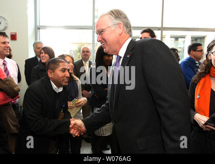 Le Gouverneur du Missouri, Jay Nixon dit bonjour à ceux que lui ai écouté parler de plans pour assurer la couverture des soins de santé pour une période supplémentaire de quelque 300 000 Missouriens, à St Louis Le 29 novembre 2012. Nixon dit l'étape devrait non seulement bénéficier de la santé globale de l'état, les résidents, mais serait également une manière responsable pour déplacer l'état du Missouri et les contribuables parce que le financement fédéral sera de couvrir 100  % des coûts pour les trois premières années, et 90  % ou plus dans les années suivantes. UPI/Bill Greenblatt Banque D'Images