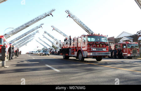 Les membres du Service d'incendie de Saint Louis sur la garde d'honneur aux côtés du cercueil de Jeffery pompier que l'autopompe Hudson passe sous les échelles de tous les pompiers de Saint-louis camions incendie lors d'une procession funéraire à Saint-Louis le 18 décembre 2012. Hudson (44) un parcours de 18 ans dans le département, est décédé dans l'exercice de ses fonctions le 12 décembre 2012. UPI/Bill Greenblatt Banque D'Images