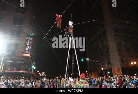 The Flying Wallendas effectuer 25 pieds au-dessus de la rue, première nuit St Louis à St Louis le 31 décembre 2012. Première nuit est un alcool gratuitement, axée sur la famille célébration de la nouvelle année a exprimé à travers les arts. UPI/Bill Greenblatt Banque D'Images