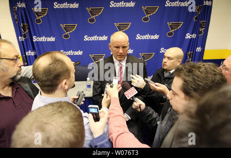 Directeur général des Blues de Saint-Louis, Doug Armstrong parle avec les journalistes après l'annonce de Armstrong a été signé pour un contrat de cinq ans d'extension, au Scottrade Center à St Louis le 16 janvier 2013. Armstrong, qui a été nommée la LNH en 2012 directeur général de l'année, est le 11e Directeur général dans l'histoire des Blues et guidé l'équipe de 2011-2012 à son premier titre de la Division centrale depuis 2000 et un record de franchise 30-6-5 mark à la maison. UPI/Bill Greenblatt Banque D'Images