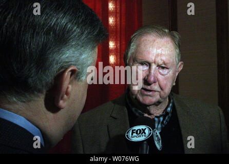 Cardinals de Saint-Louis ancien joueur et manager et membre du Temple de la renommée du Baseball, Schoendienst rouge parle avec les journalistes à propos de son ancien coéquipier et colocataire Stan Musial, durant les chaudes d'hiver annuel jusqu'à St Louis le 20 janvier 2013. Musial, un cardinal toute sa carrière, est mort le 19 janvier à l'âge de 92 ans. Musial entré dans le Hall of Fame en 1969. UPI/Bill Greenblatt Banque D'Images