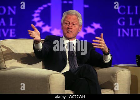 L'ancien président américain Bill Clinton répond à une question qu'il est interviewé par Stephen Colbert l'hôte au cours de la deuxième journée de la Clinton Global Initiative à l'Université Washington à Saint Louis le 6 avril 2013. La mission de la Clinton Global Initiative (CGI) est de transformer les idées en action. UPI/Bill Greenblatt Banque D'Images