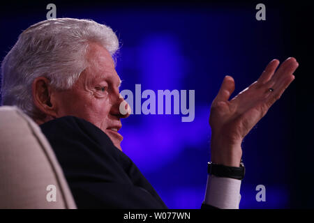 L'ancien président américain Bill Clinton répond à une question de la foule lors de la deuxième journée de la Clinton Global Initiative à l'Université Washington à Saint Louis le 6 avril 2013. La mission de la Clinton Global Initiative (CGI) est de transformer les idées en action. UPI/Bill Greenblatt Banque D'Images