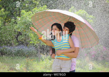 Couple sous la pluie Banque D'Images