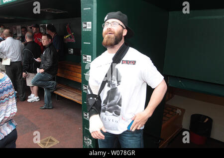 Cardinals de Saint-Louis fermer pitcher Jason Motte émerge de la clubhouse avant un match entre les Rockies du Colorado et les Cardinals de Saint-Louis au Busch Stadium de Saint-Louis le 10 mai 2013. Motte a subi une chirurgie et Tommy John pitch ne seront pas jusqu'à l'année prochaine. UPI/Bill Greenblatt Banque D'Images