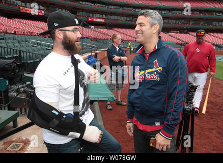 Cardinals de Saint-Louis fermer pitcher Jason Motte (L) parle avec animateur de télévision Bravo Andy Cohen avant un match entre les Rockies du Colorado et les Cardinals de Saint-Louis au Busch Stadium de Saint-Louis le 10 mai 2013. Motte a subi la chirurgie alors que Tommy John Cohen est en visite dans sa ville natale. UPI/Bill Greenblatt Banque D'Images